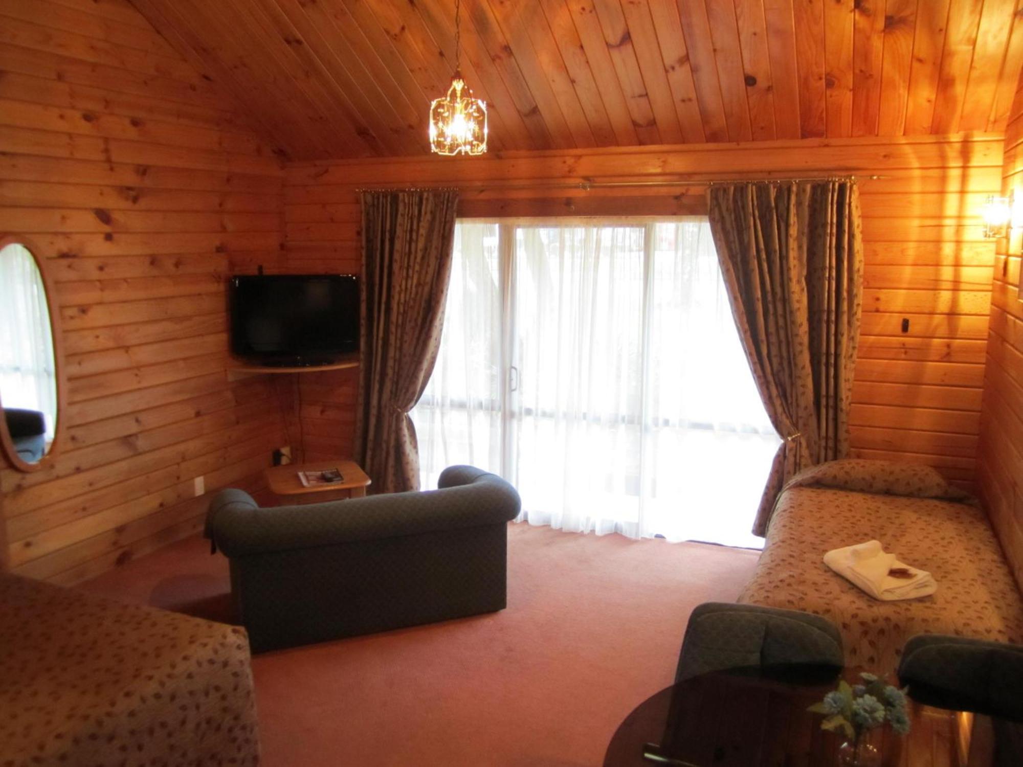 Alpine Lodge Motel Hanmer Springs Bagian luar foto